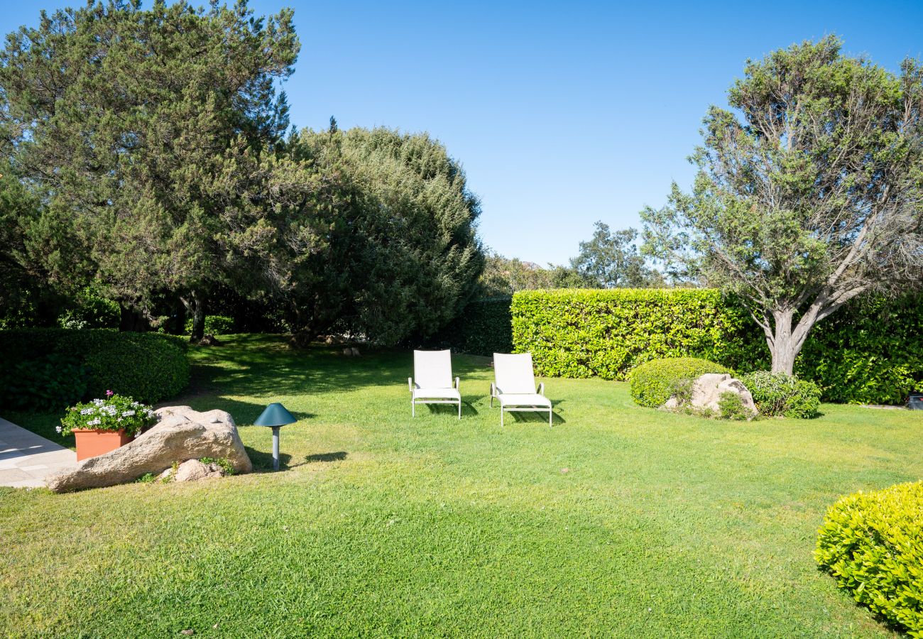 Villa Zenith - Villa con giardino curato e piscina privata in affitto, perfetta per relax in Sardegna