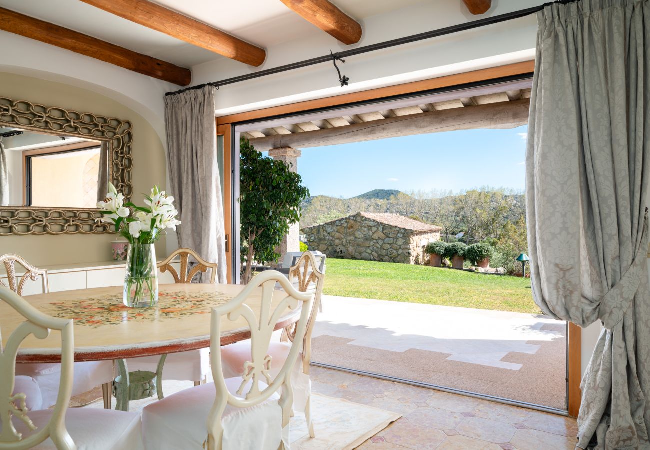 Villa Zenith - Elegante sala da pranzo, perfetta per cene in famiglia, villa in affitto in Costa Smeralda