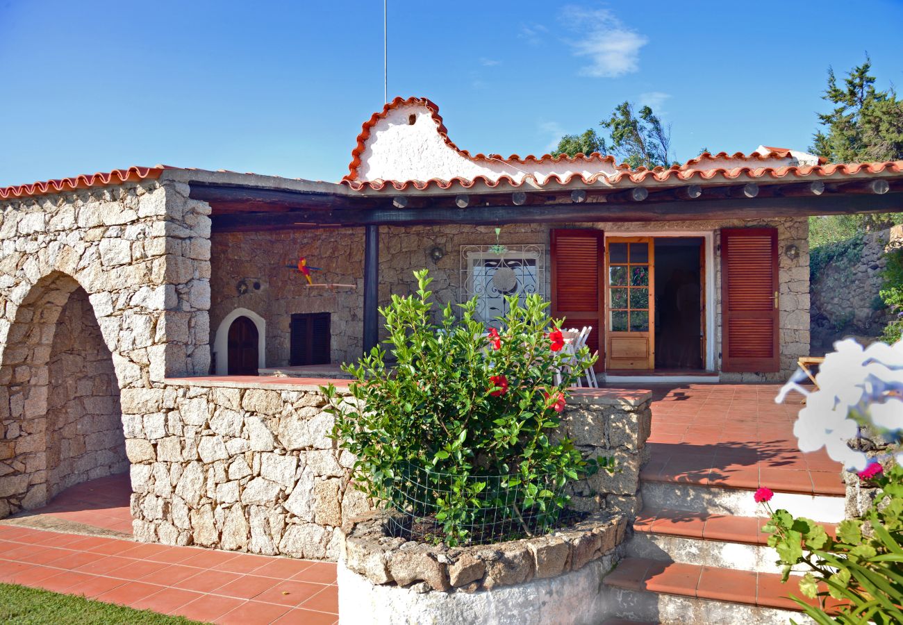 Villa Ibiscus - veranda con area pranzo e vista giardino, villa in affitto a Palau