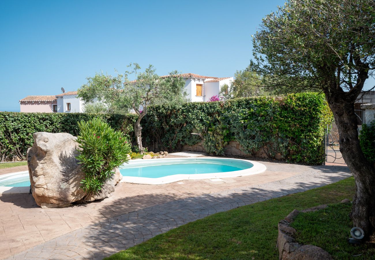 Villa Olive - Villa con giardino e piscina, perfetta per vacanze con famiglia e amici a San Teodoro