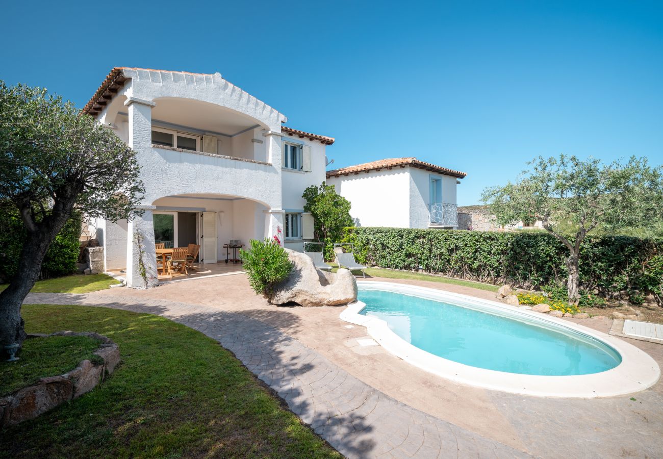 Villa Olive - Villa esclusiva con giardino e piscina, affitto vacanze in Costa Nord Sardegna