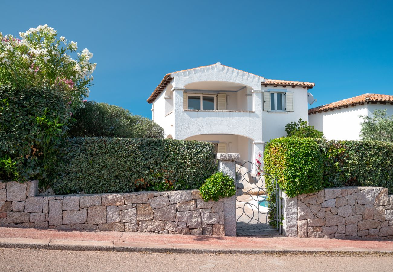 Villa Olive - Villa moderna con piscina e giardino, casa vacanze a San Teodoro