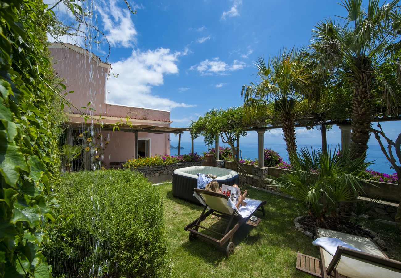 Ferienhaus in Praiano - Casale Fralisa - Wunderbare Terrasse und Whirlpool mit Meerblick