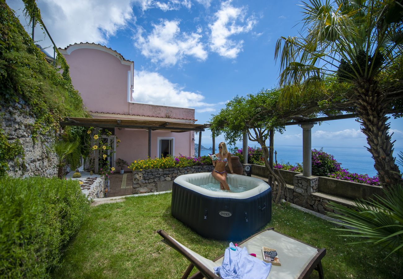 Ferienhaus in Praiano - Casale Fralisa - Wunderbare Terrasse und Whirlpool mit Meerblick