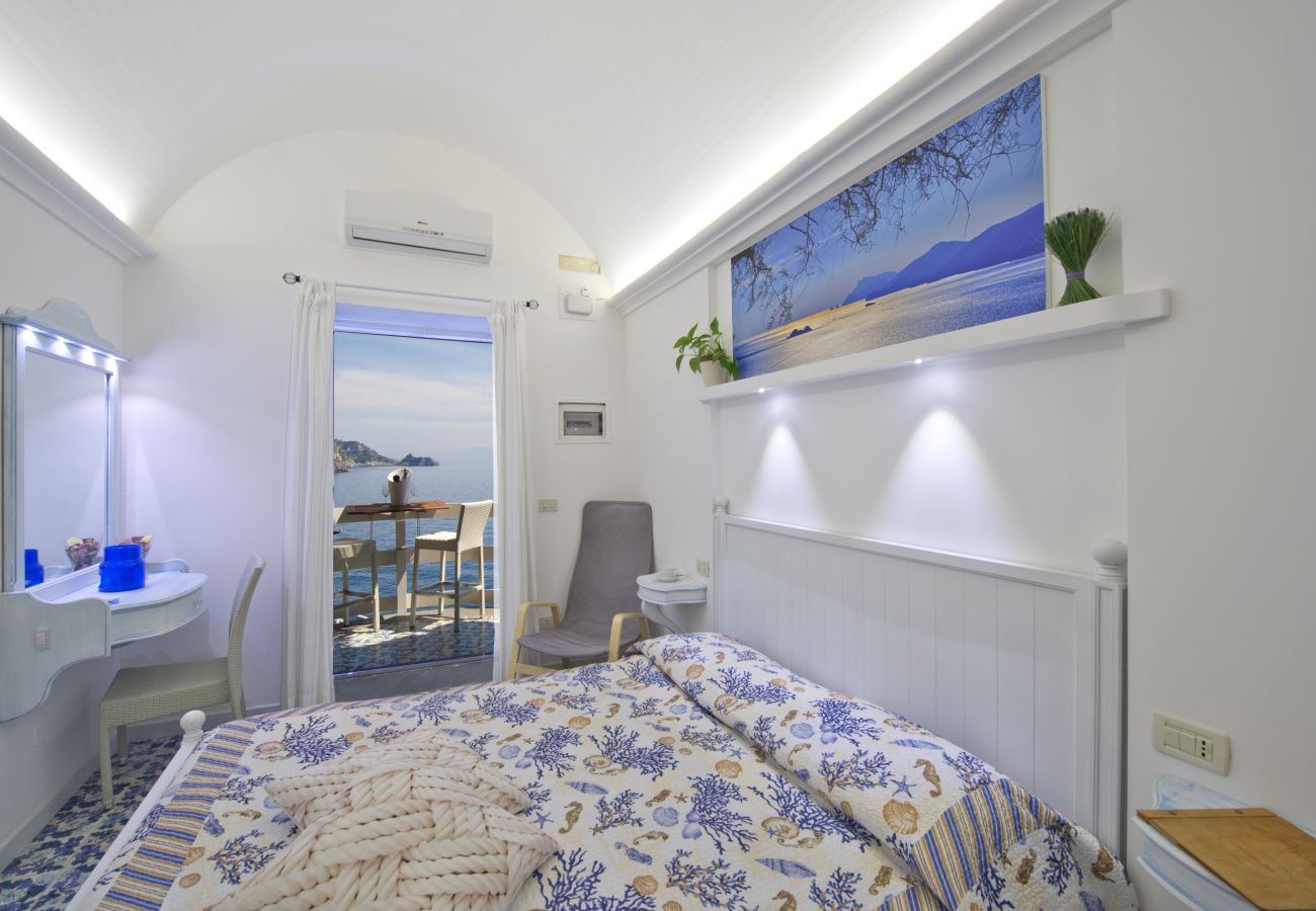 Studio in Praiano - Romantic Room - Set in the Rock, mit Blick auf das Meer