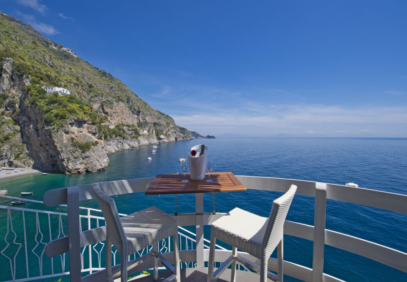 Studio in Praiano - Romantic Room - Set in the Rock, mit Blick auf das Meer