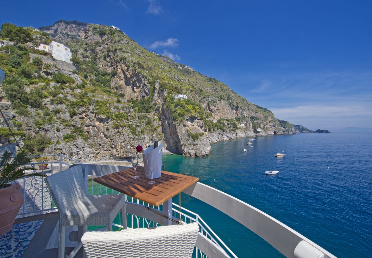 Studio in Praiano - Romantic Room - Set in the Rock, mit Blick auf das Meer