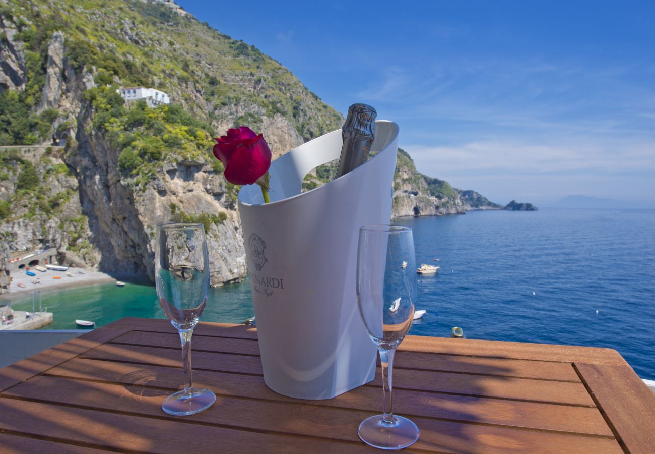 Studio in Praiano - Romantic Room - Set in the Rock, mit Blick auf das Meer