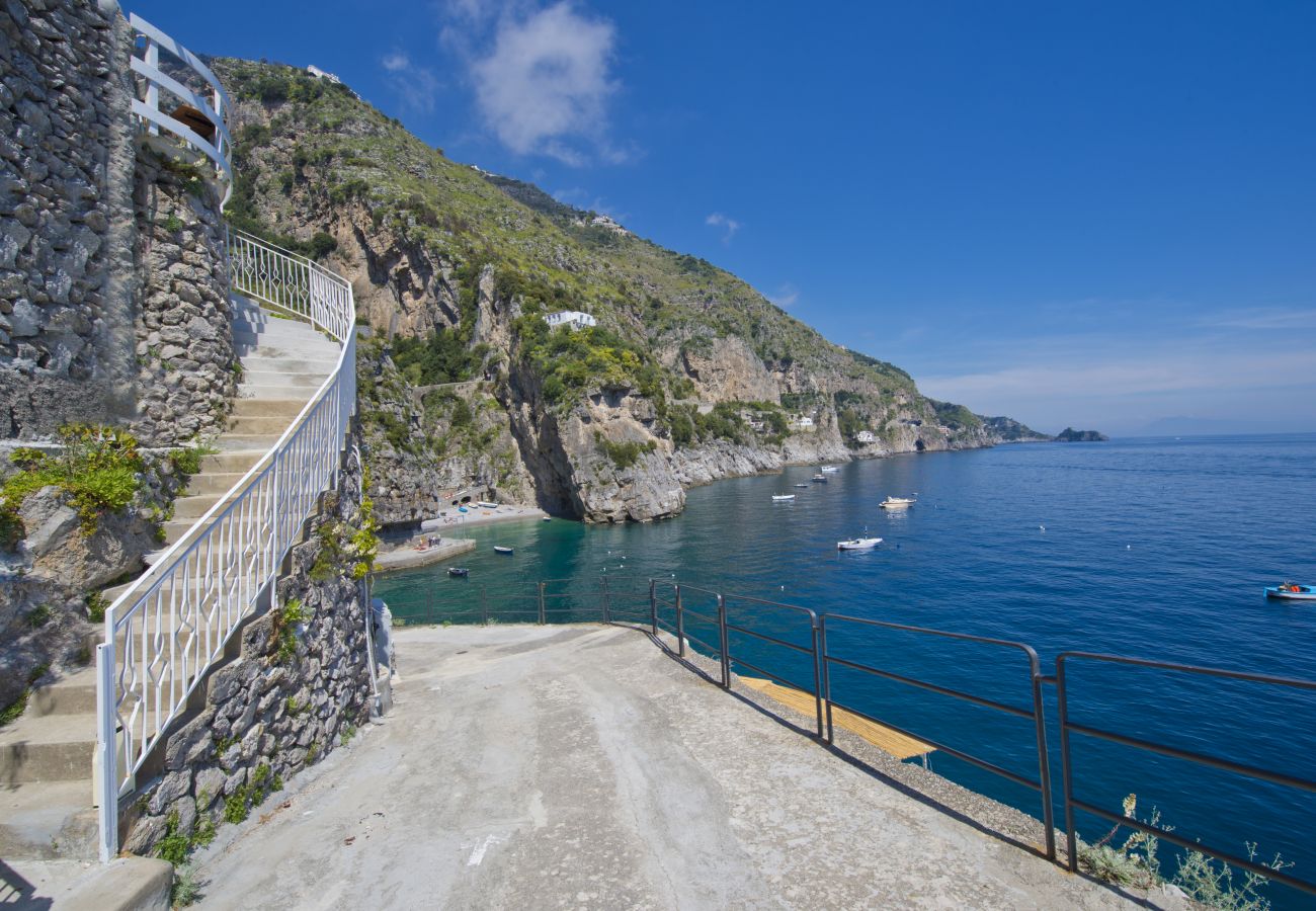 Studio in Praiano - Romantic Room - Set in the Rock, mit Blick auf das Meer