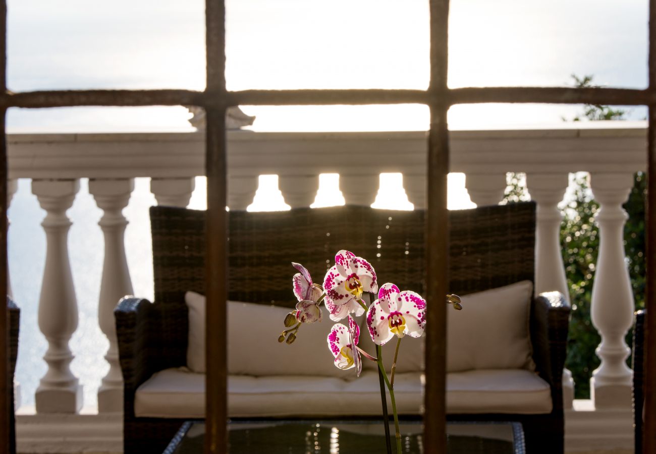 Villa in Pogerola - Villa Gioiello - Pool mit Meerblick und Farbtherapie