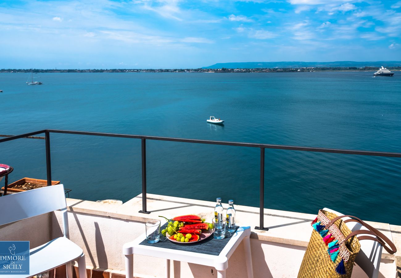 Ferienwohnung in Siracusa - Alfeo bellevue, romantica Suite con terrazza panoramica, by Dimore in Sicily