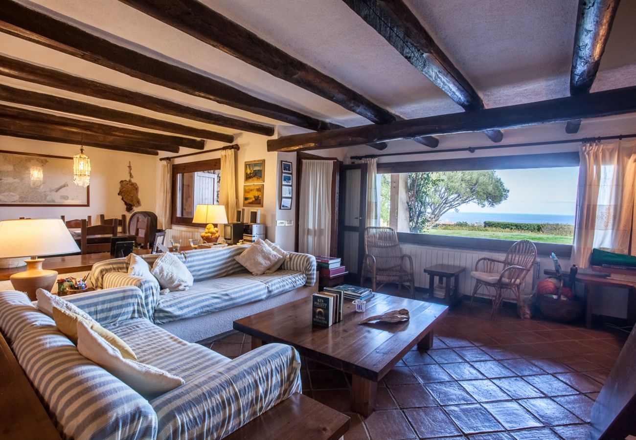 Villa Alberto - Wohnzimmer mit Holzbalken und Blick auf Tavolara in Luxusvilla in Monte Contros