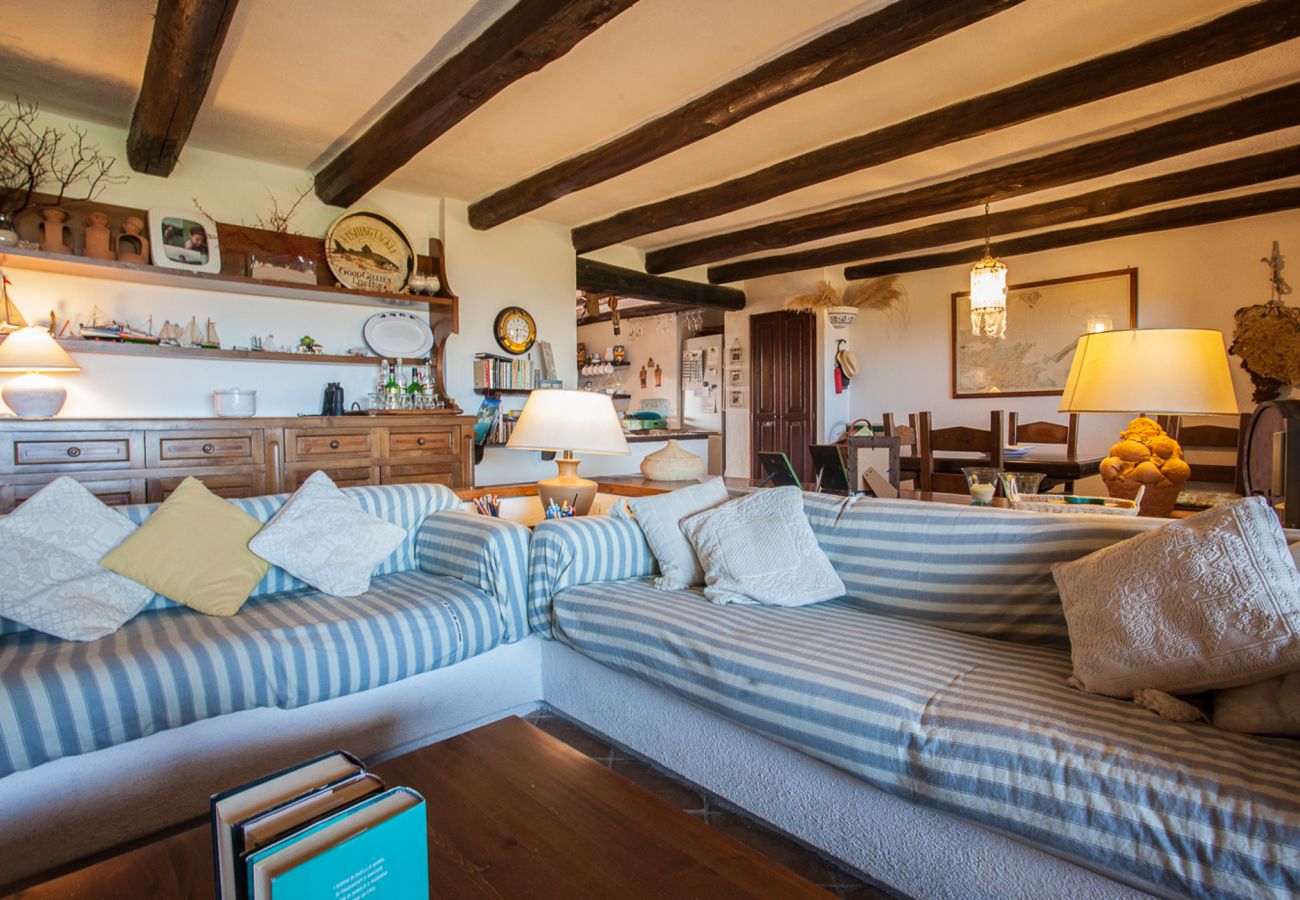 Villa Alberto - elegantes Wohnzimmer in Mietvilla auf Sardinien mit Meerblick