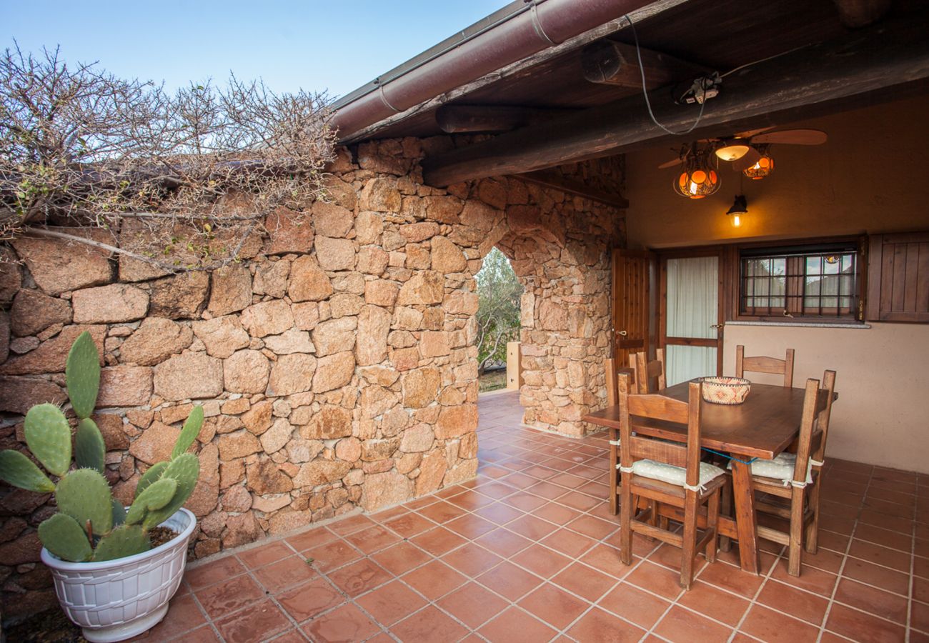 Villa Alberto - Veranda mit Gartenblick in Mietvilla in Monte Contros