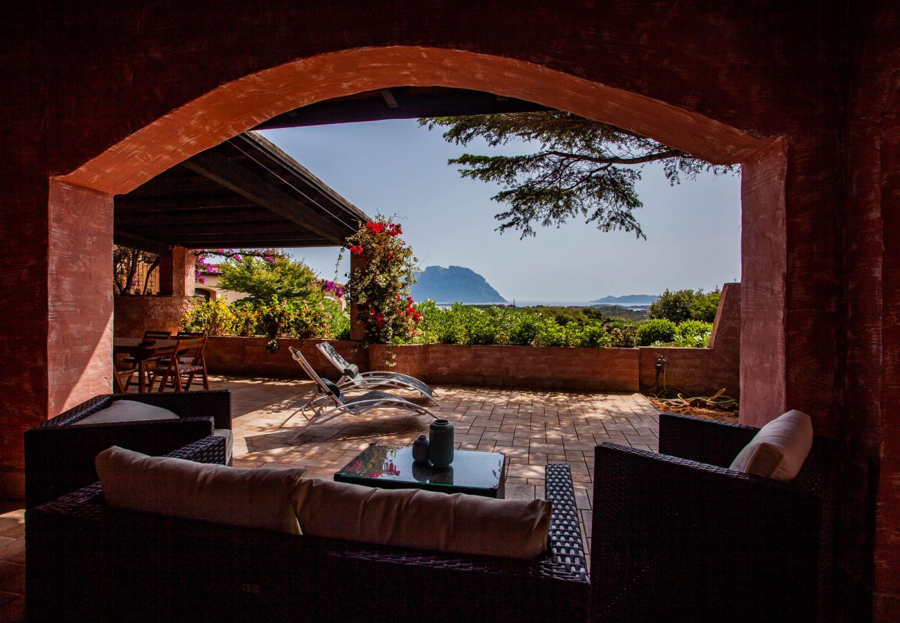 Villa Kalè - Veranda mit Essbereich und Meerblick, Klodge Ferienhaus auf Sardinien