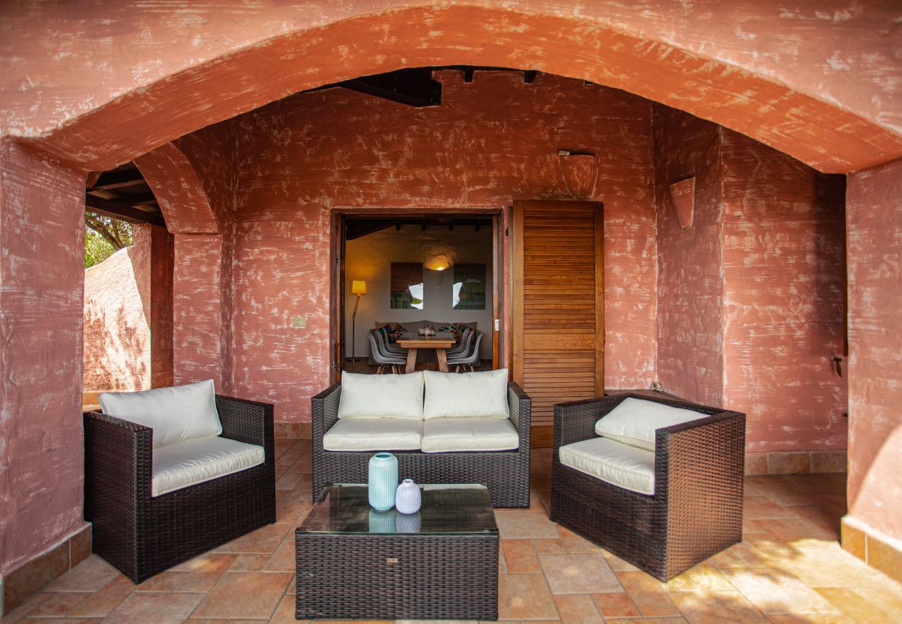 Villa Kalè - Veranda mit komfortablen Möbeln und Meerblick, Ferienhaus auf Sardinien