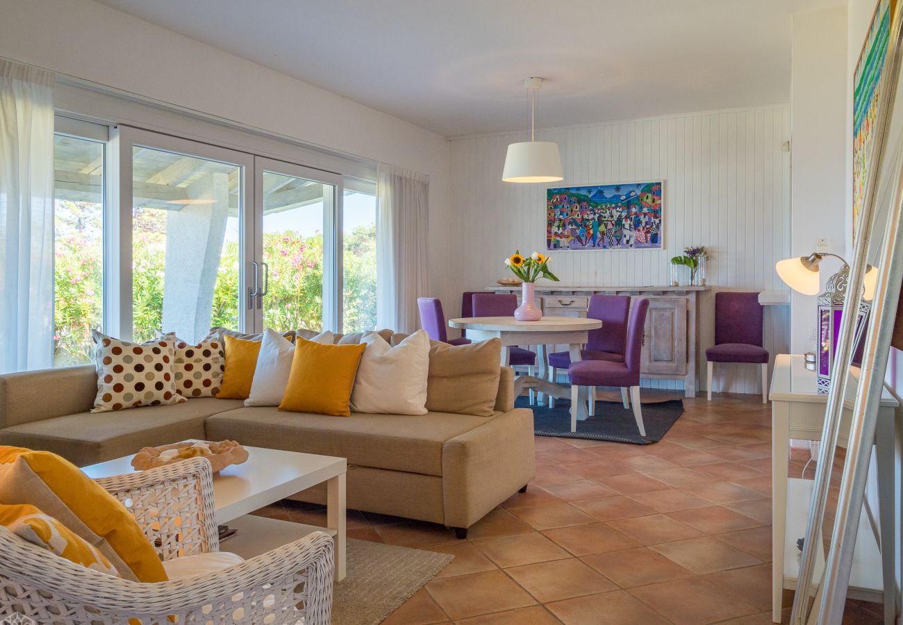 Villa Miriam - Wohnzimmer mit Sofaecke in Mietvilla in Pittulongu, Komfort und Entspannung auf Sardinien