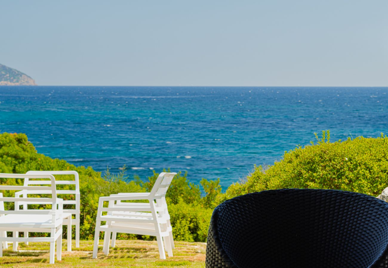 Villa Miriam - möblierte Veranda mit Meerblick in Mietvilla in Pittulongu, ideal für Aufenthalte am Meer