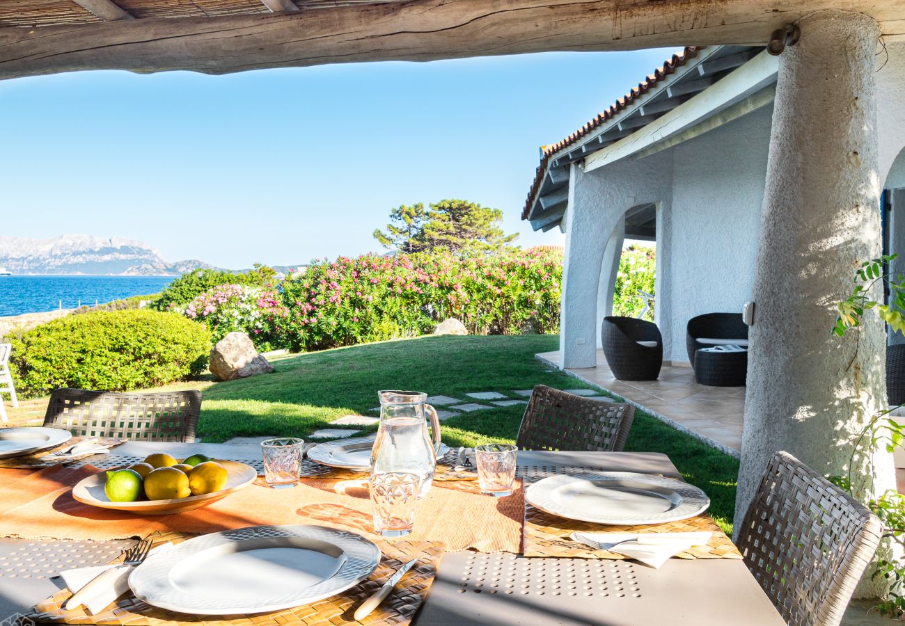 Villa Miriam - Veranda mit Meerblick in Mietvilla in Pittulongu, ideal für Abendessen bei Sonnenuntergang auf Sardinien