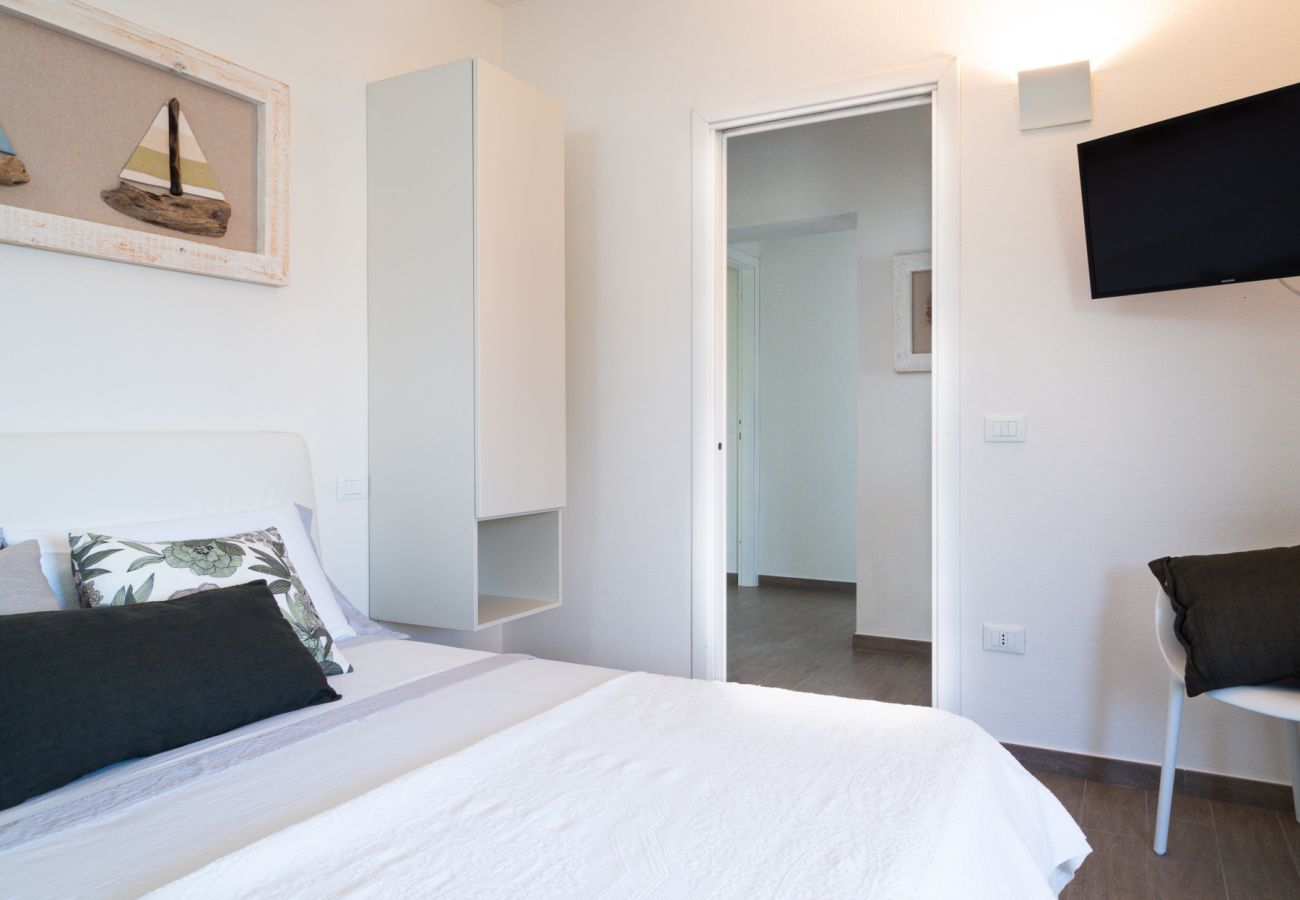 WLofts 11 - Elegantes Hauptschlafzimmer mit Bad, ideal für Luxusurlaub in Pittulongu, Sardinien