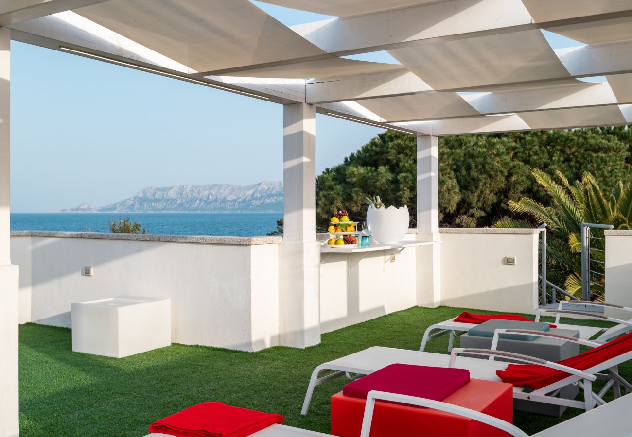 WLofts 14 - Terrasse mit Meerblick auf den Golf, ideal für einen Luxusurlaub auf Sardinien