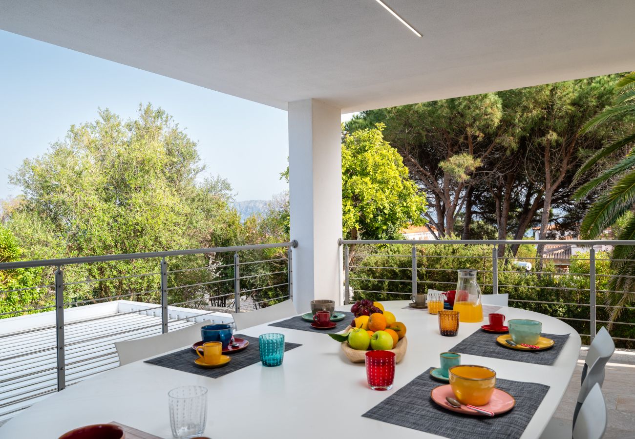 WLofts 14 - Essbereich auf der Panorama-Terrasse, Klodge Ferienhaus mit Meerblick auf Sardinien