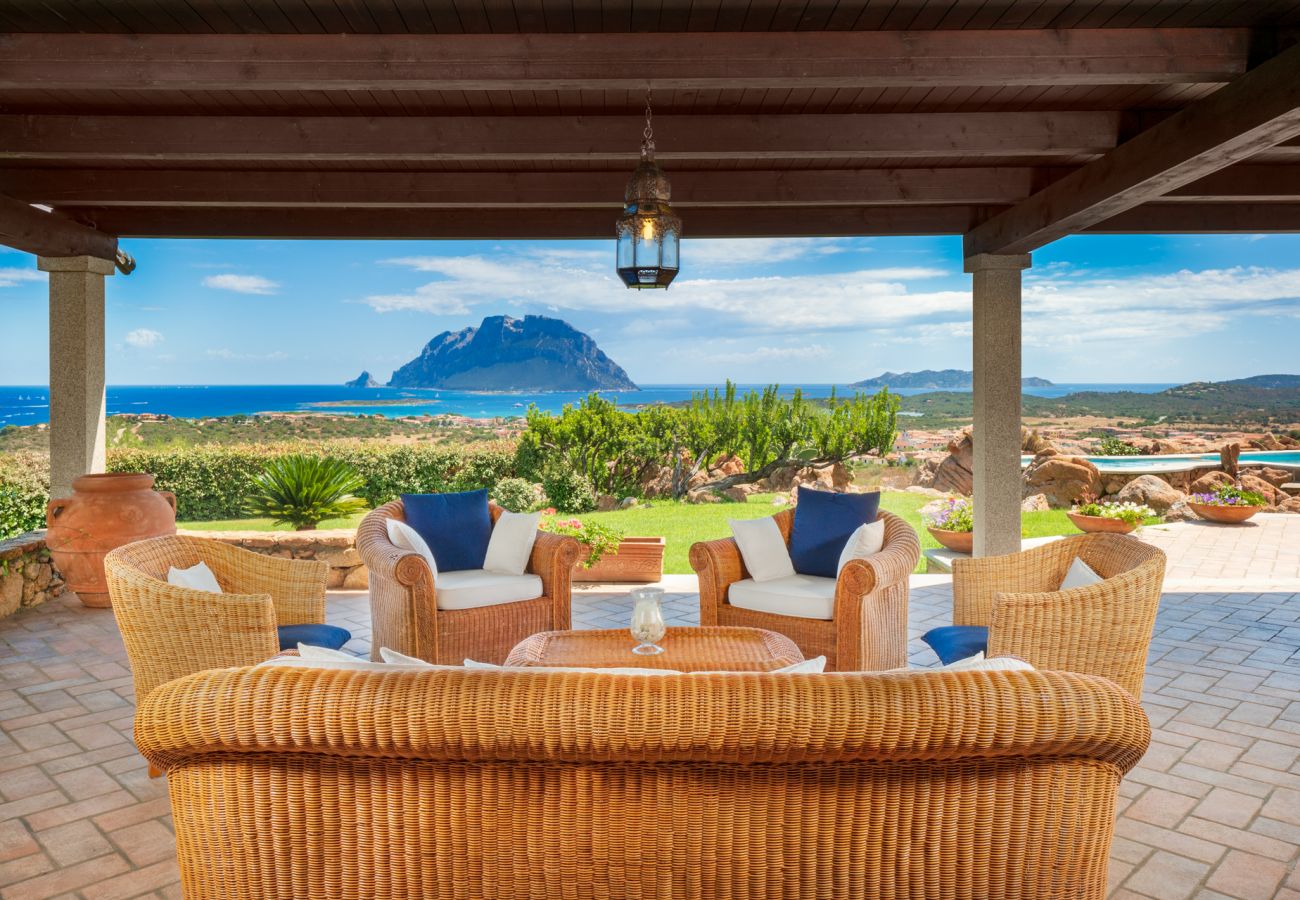 Villa in Porto San Paolo - Villa Halliv - Infinity-Pool mit Blick auf die Bucht von Tavolara