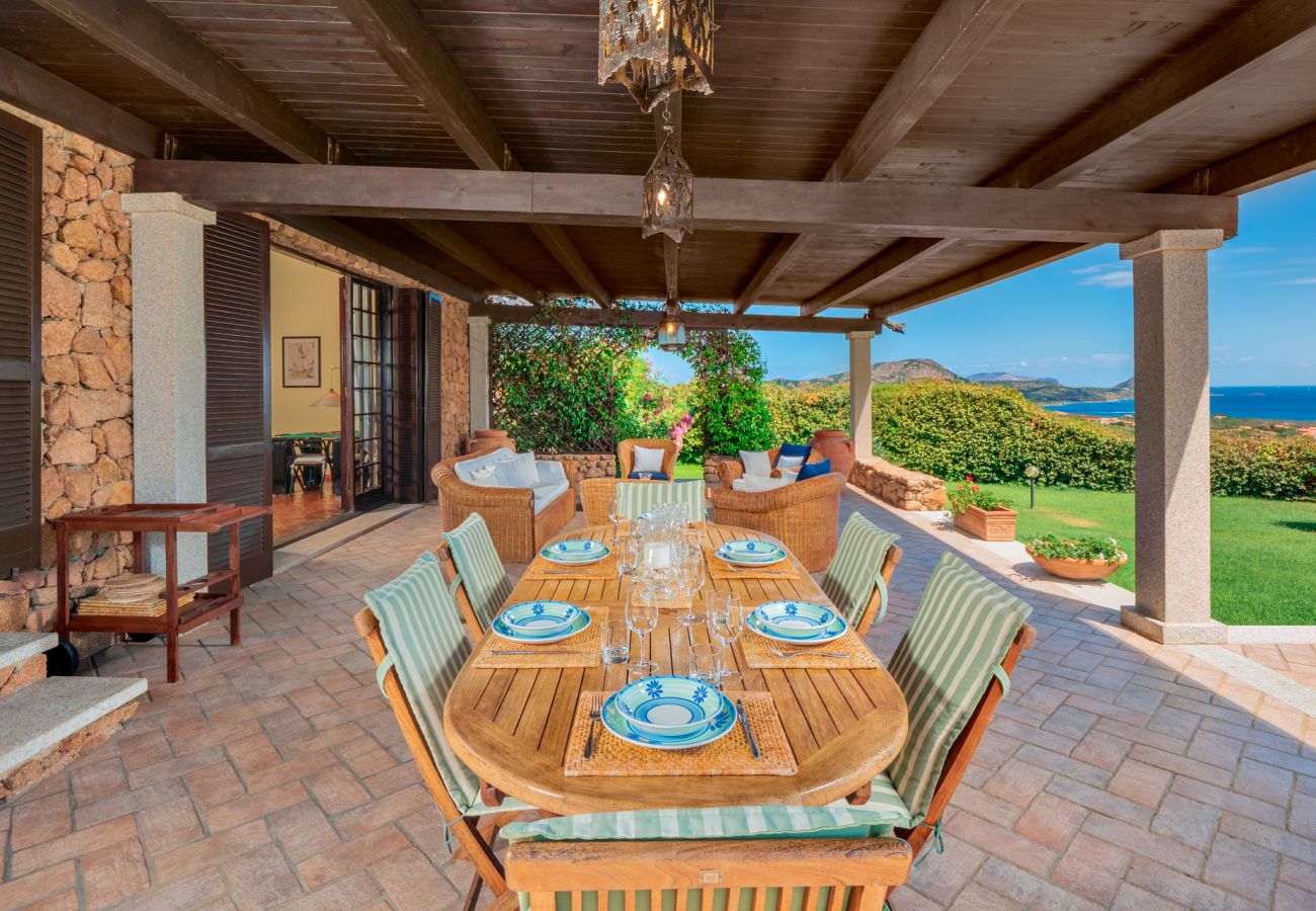 Villa Halliv - möblierte Veranda mit Panoramablick auf das Meer in Mietvilla in Porto San Paolo