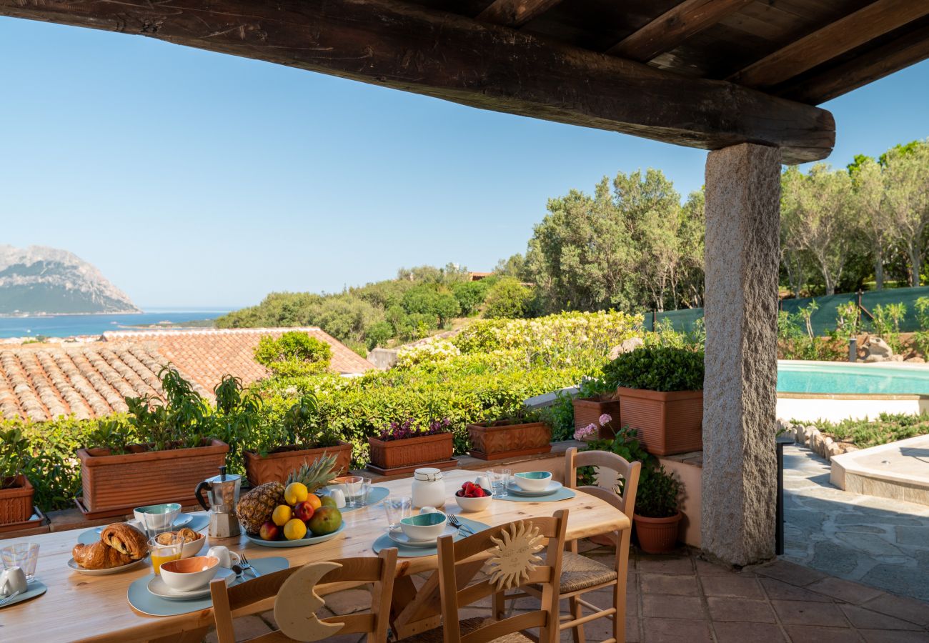 Villa Kiki - Terrasse mit Blick auf die Insel Tavolara, Mietvilla mit privatem Pool