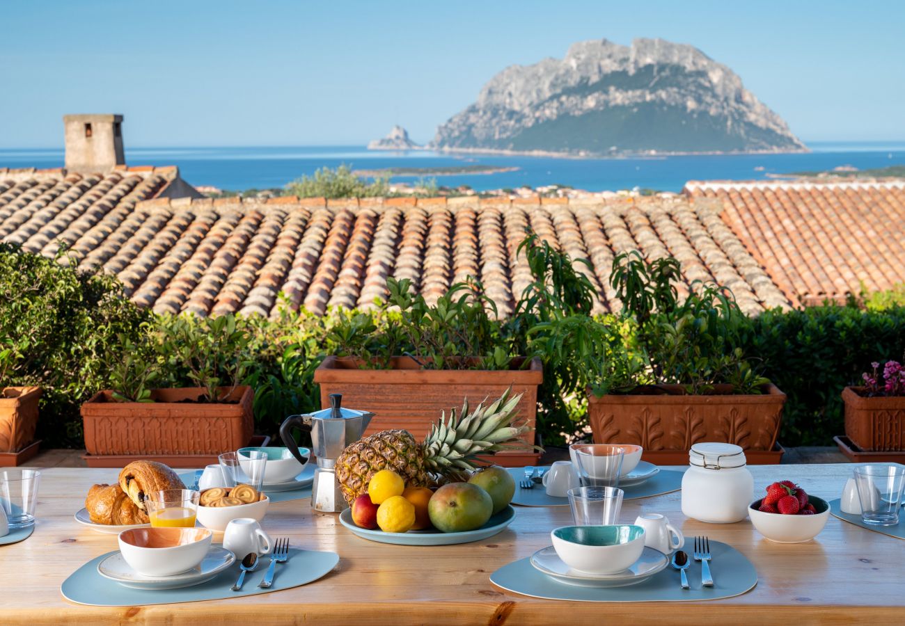 Villa Kiki - Terrasse mit atemberaubendem Meerblick auf Tavolara, Klodge Ferienhaus auf Sardinien