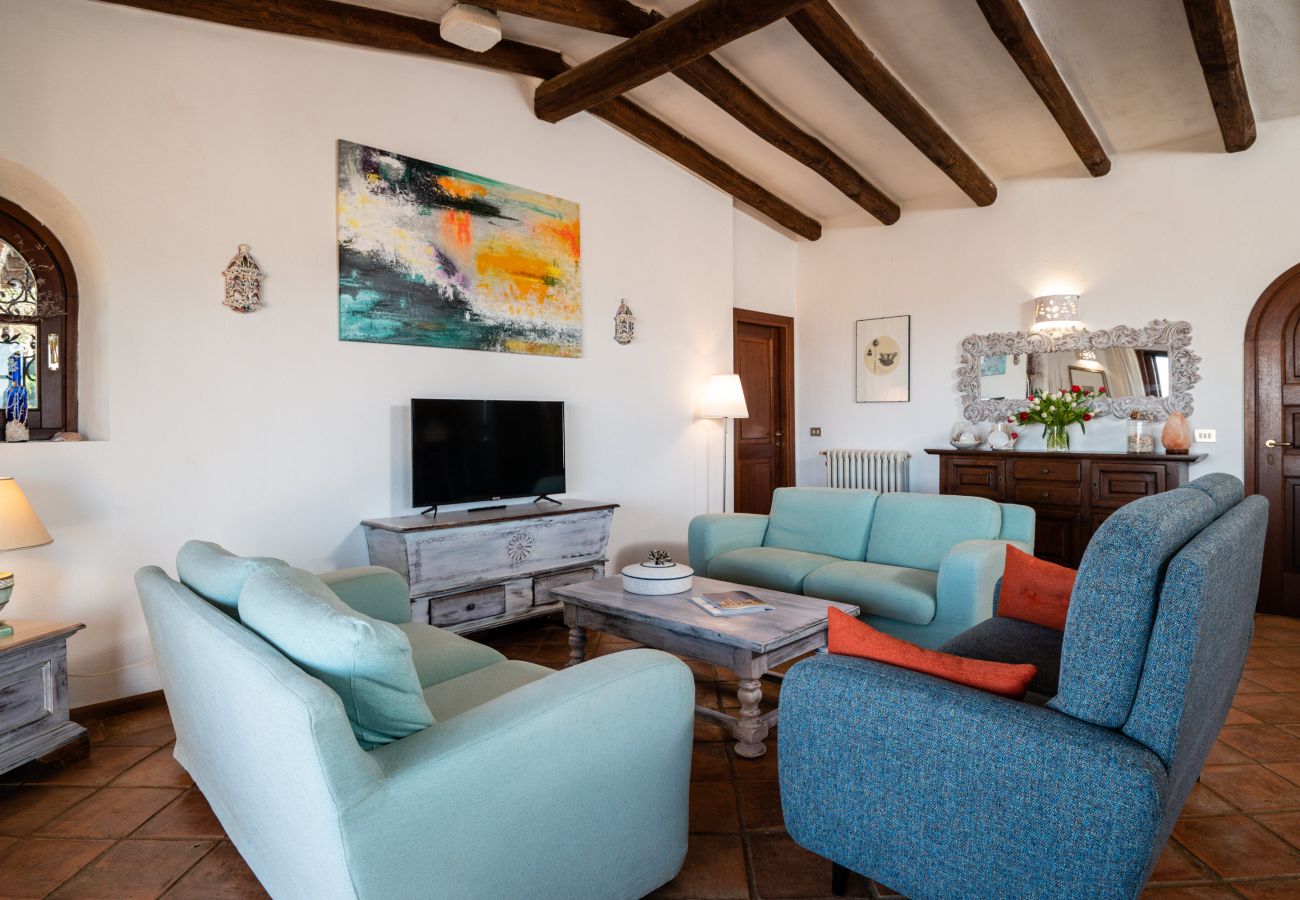 Villa Kiki - Wohnzimmer mit TV-Ecke und Sofa, Ferienhaus auf Sardinien mit privatem Pool