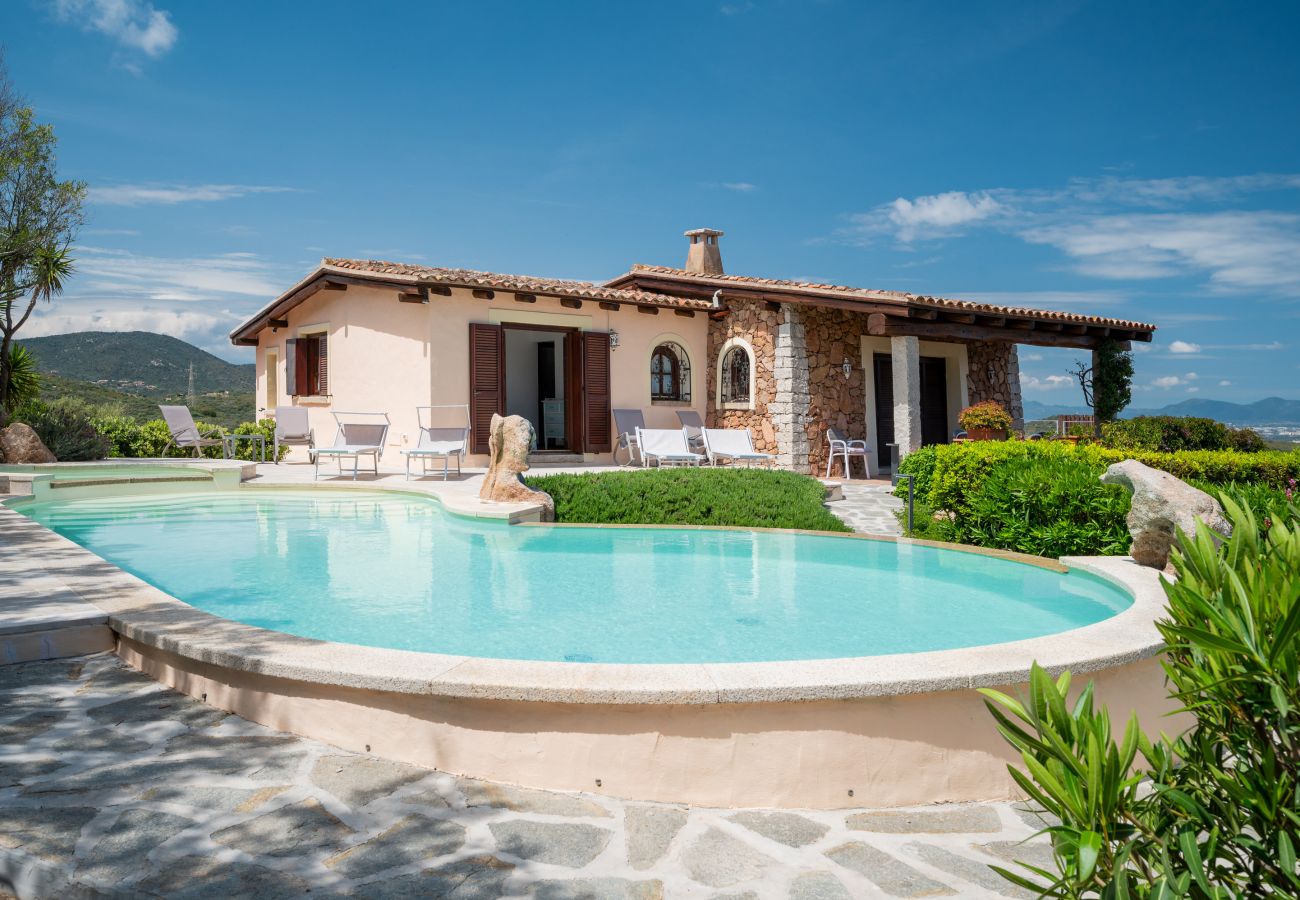 Villa Kiki - geräumige Veranda mit bequemen Möbeln, Klodge Ferienhaus in Porto San Paolo