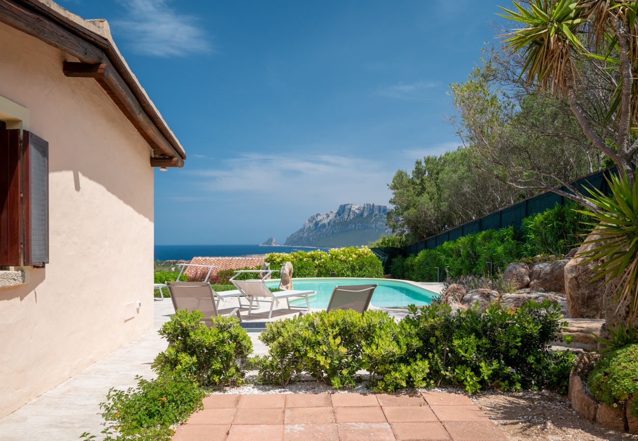 Villa Kiki - Essbereich im Freien mit Meerblick, Ferienhaus auf Sardinien