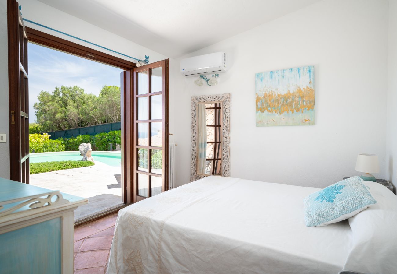 Villa Kiki - Schlafzimmer mit Blick auf den privaten Pool, Klodge Mietvilla auf Sardinien