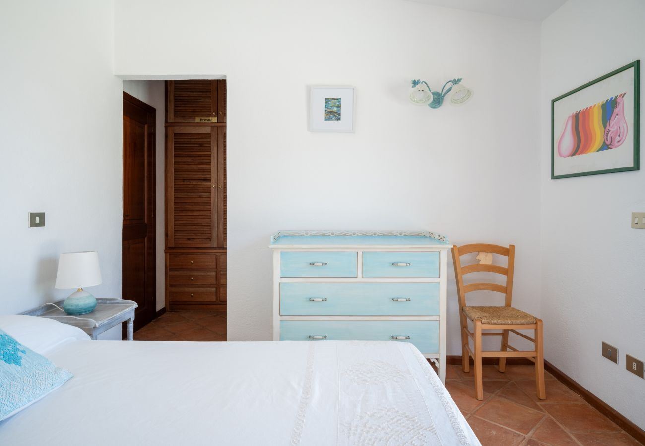 Villa Kiki - geräumiges Schlafzimmer, Mietvilla mit privatem Pool in Porto San Paolo