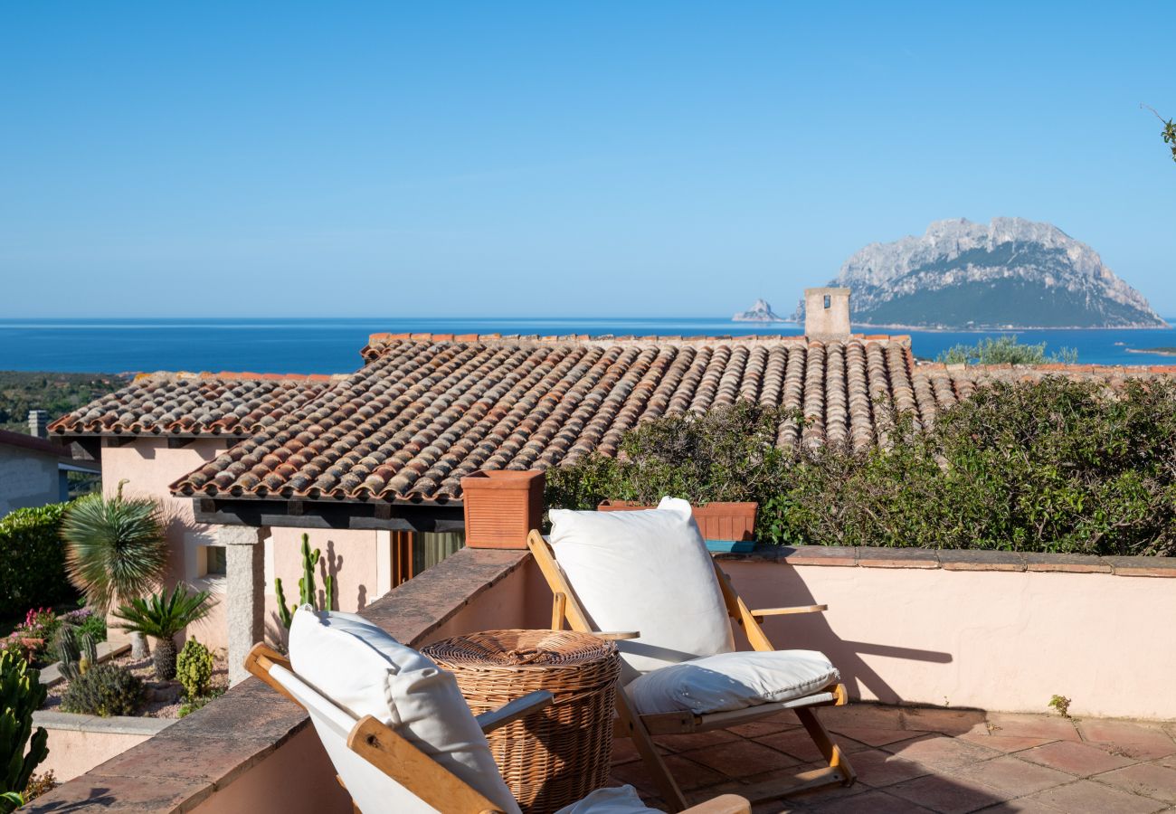 Villa Kiki - Terrasse mit Meerblick und Tavolara, Klodge Ferienhaus mit privatem Pool