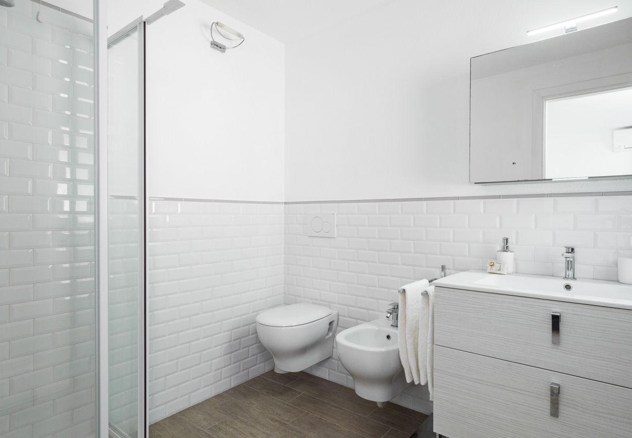 WLofts 13 - Elegantes Badezimmer mit großzügigen Flächen und raffinierten Details, perfekt für einen entspannten Urlaub