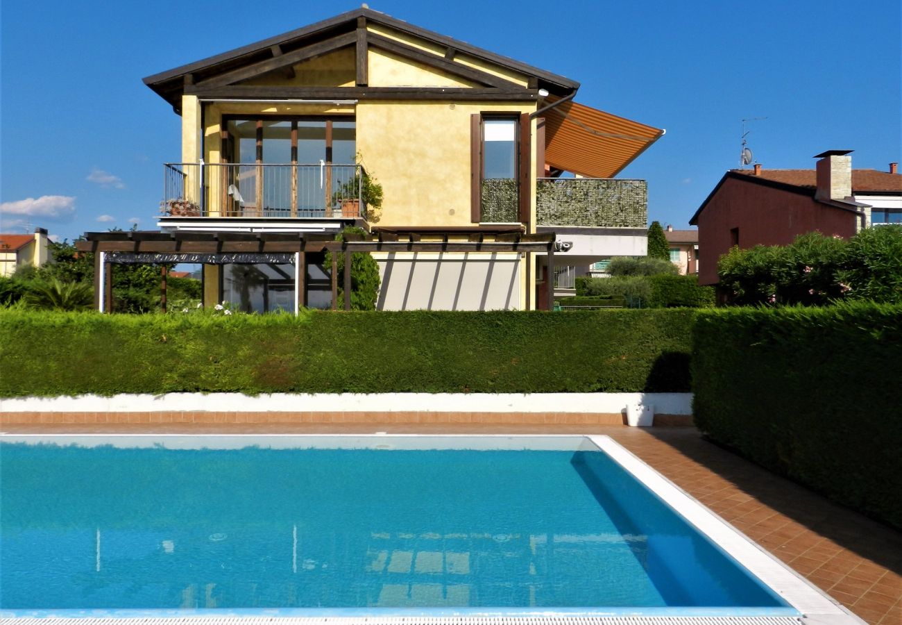 Ferienwohnung in Lazise - Regarda - Wohnung Blanco mit wunderschöner  Seeblick und Pool