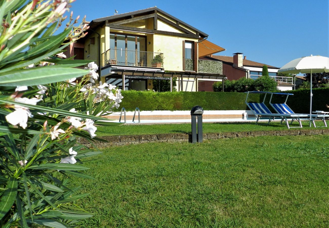 Ferienwohnung in Lazise - Regarda - Wohnung Blanco mit wunderschöner  Seeblick und Pool