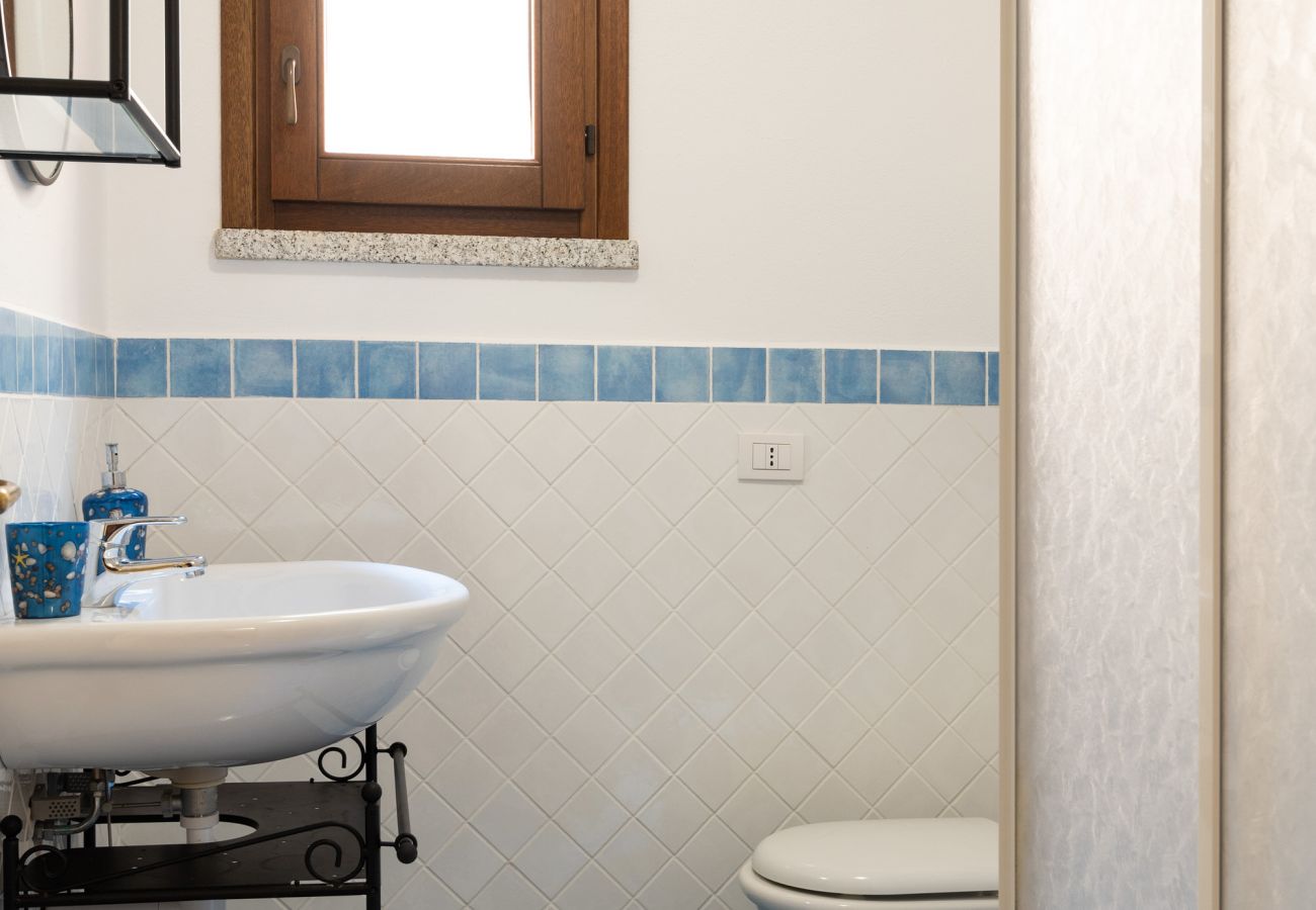 Myrsine 9D - Badezimmer mit Dusche, ideal für Gruppen im Urlaub in Murta Maria, Sardinien