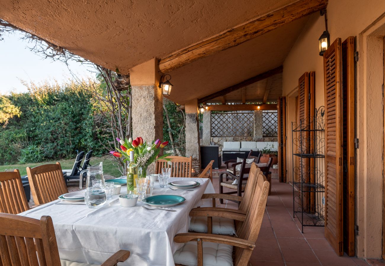 Villa Linda - Veranda mit Tisch für Mahlzeiten im Freien, Mietvilla auf Sardinien