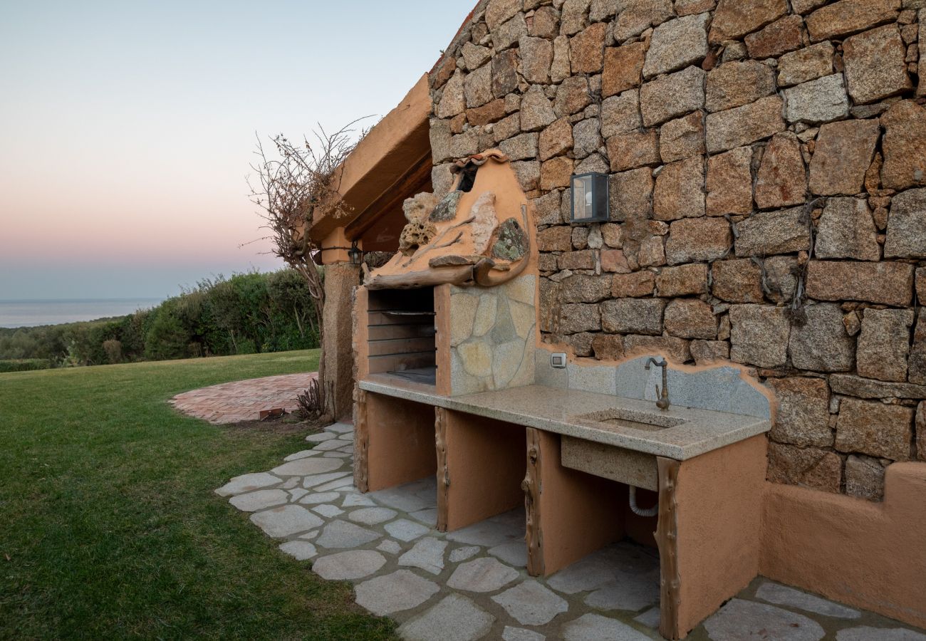 Villa Linda - Außenbereich mit Grill, Ferienhaus auf Sardinien