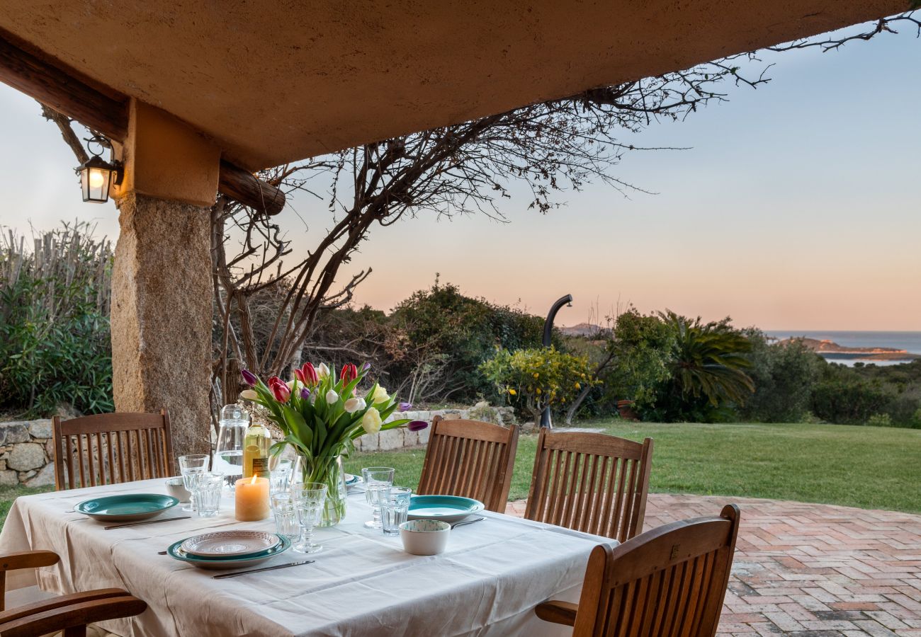 Villa Linda - Veranda mit Tisch und Meerblick, ideal für Mahlzeiten im Freien, Mietvilla auf Sardinien