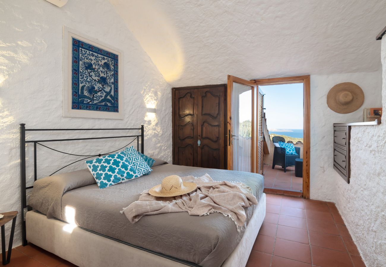 Villa Linda - Zimmer mit eleganter Einrichtung und Balkonzugang, Villa mit Whirlpool auf Sardinien