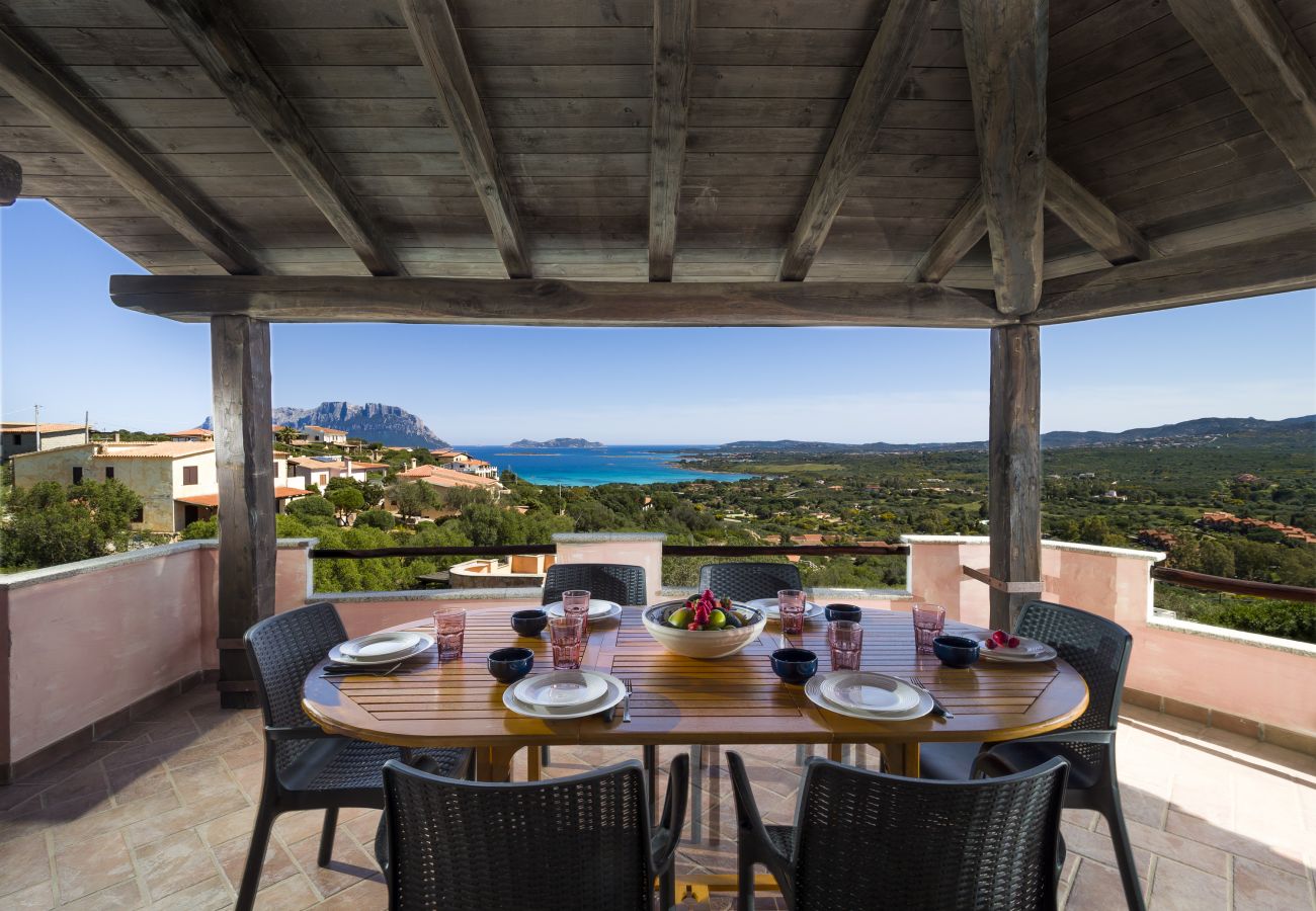 Villa Majra - überdachte Veranda mit Panoramablick, ideal zum Entspannen in einer Mietvilla mit Pool auf Sardinien