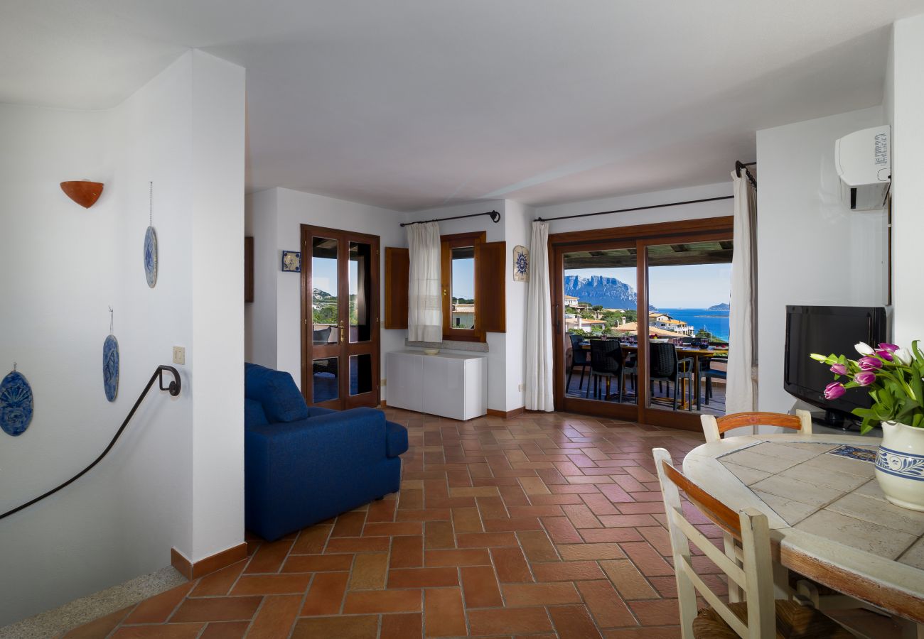 Villa Majra - geräumiges Wohnzimmer mit eleganter Einrichtung, ideal zum Entspannen, Mietvilla auf Sardinien