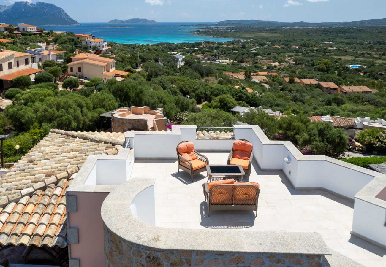 Villa Majra - privates Solarium mit Meerblick, ideal für Ihren Luxusaufenthalt in einer Mietvilla auf Sardinien