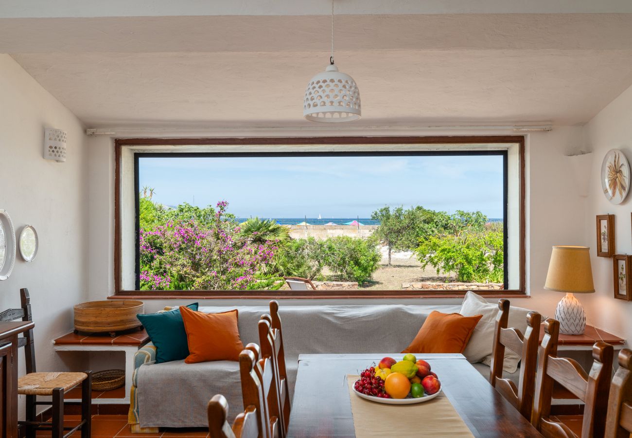 Villa Bay Pine - Wohnzimmer mit Meerblick in Strandmietvilla in Pittulongu