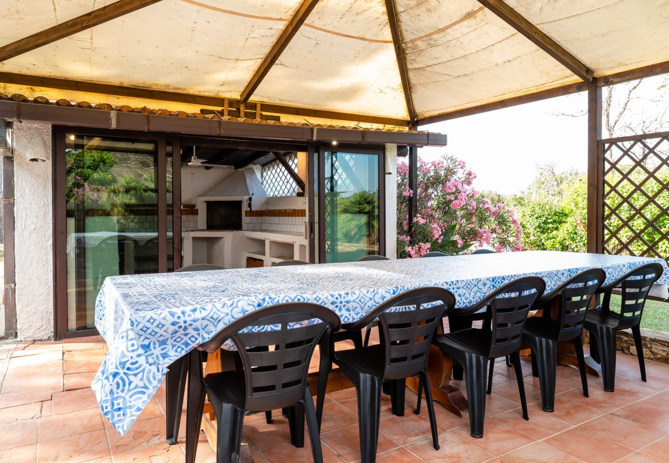 Villa Bay Pine - Veranda ausgestattet für das Kochen im Freien im Ferienhaus an der Ostküste Sardiniens