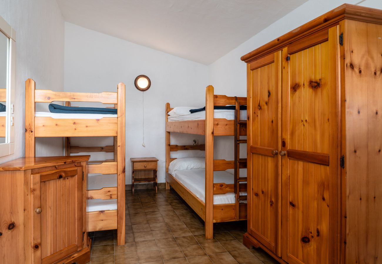 Villa Bay Pine - Zimmer mit Etagenbetten im Ferienhaus in Pittulongu